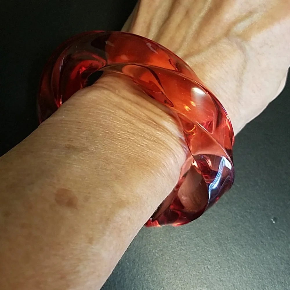 Vintage Red Acrylic Twist Bracelet - Picture 6 of 7